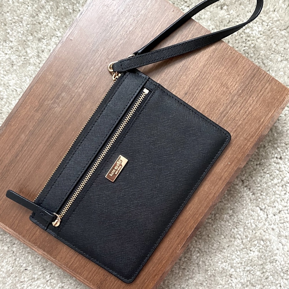 NWT Kate spade wristlet - black